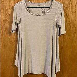 ☀️3 for $24☀️American Eagle Outfitters Stretchy Shirt, size XS. (S43)